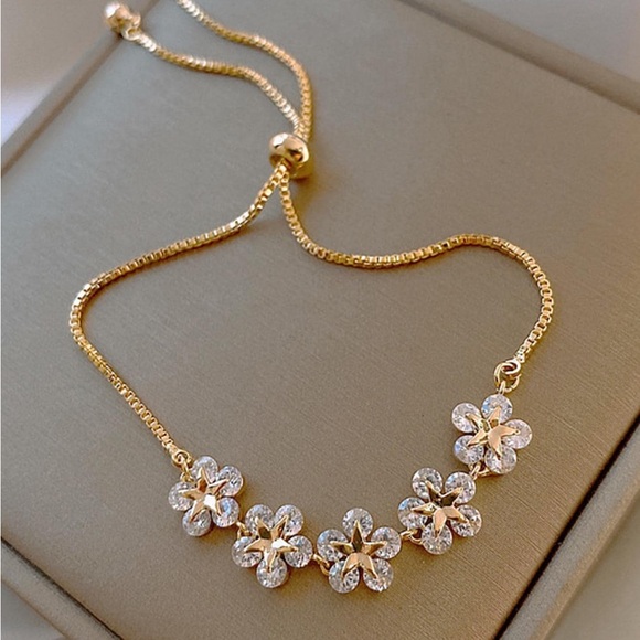 ⚠️Clearance Elegant Gold Flower Bracelet - Picture 2 of 3